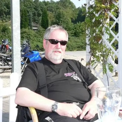 Old Didda im Cafe mit Sonnenbrille (LIeblingsbild)